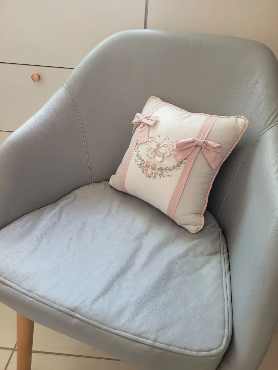 Poltrona em courino cinza para decoração de ambiente  - Foto 2