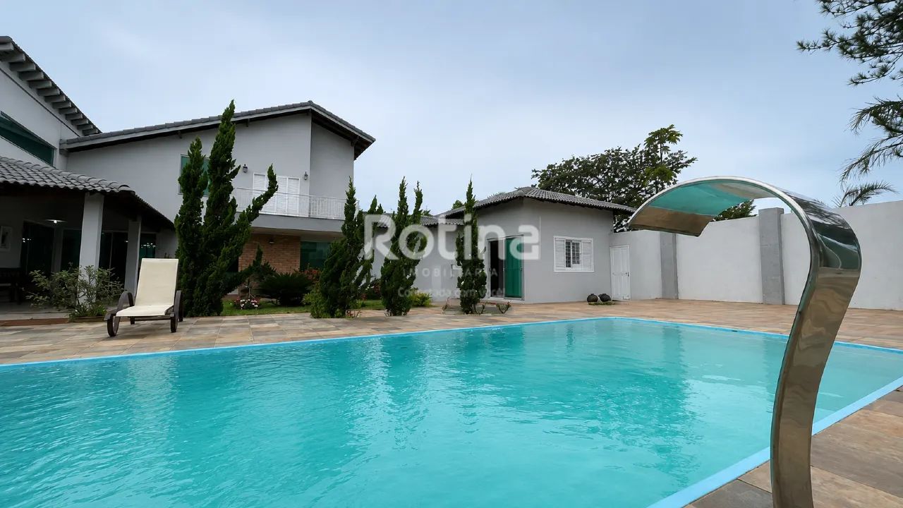 Casa de alto padrão com 5 suítes no Condomínio e Clube Morada do Sol