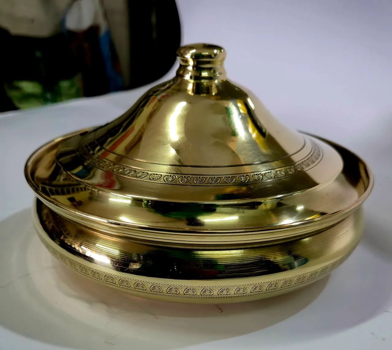 Ambula Ciborio dourado com relevo 