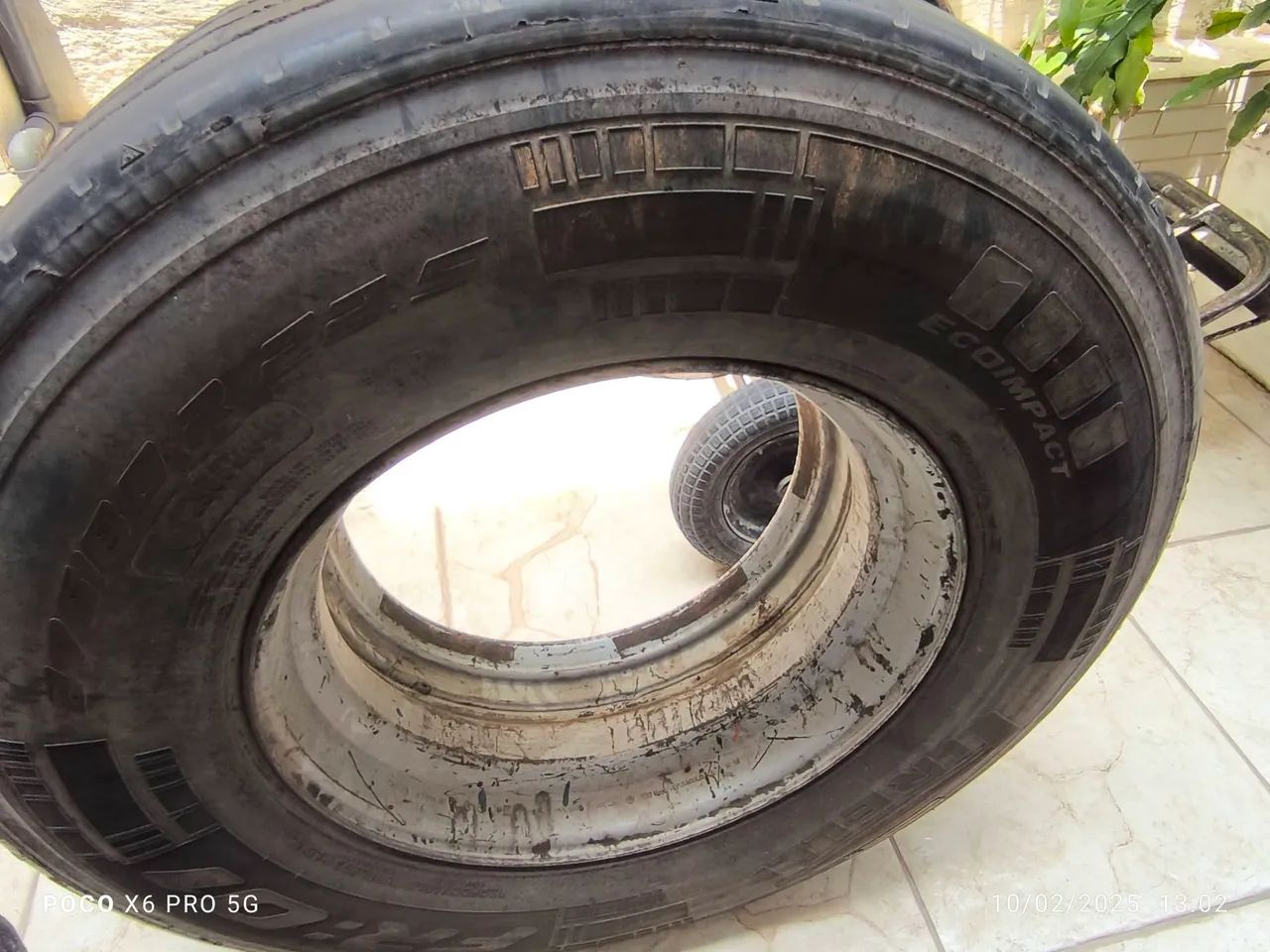 Pneu 295 com aro roda raiada - Foto 5