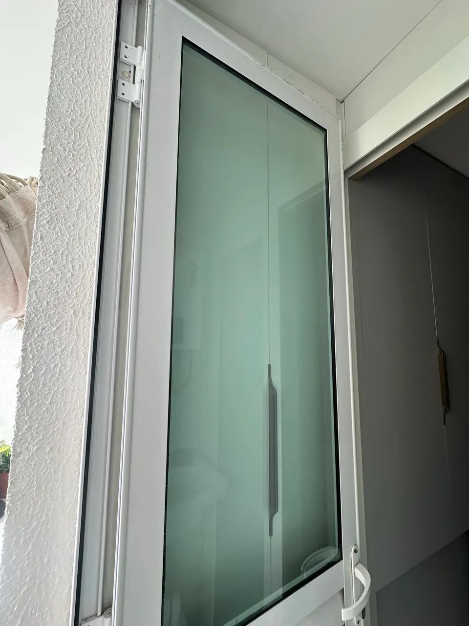 Porta de alumínio branca de veneziana e vidro  - Foto 4