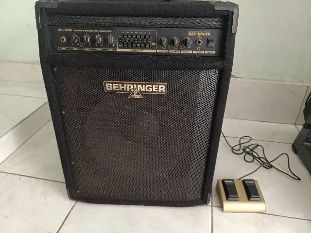 Amplificador para contrabaixo BEHRINGER ULTRABASS BXL3000 - 300W