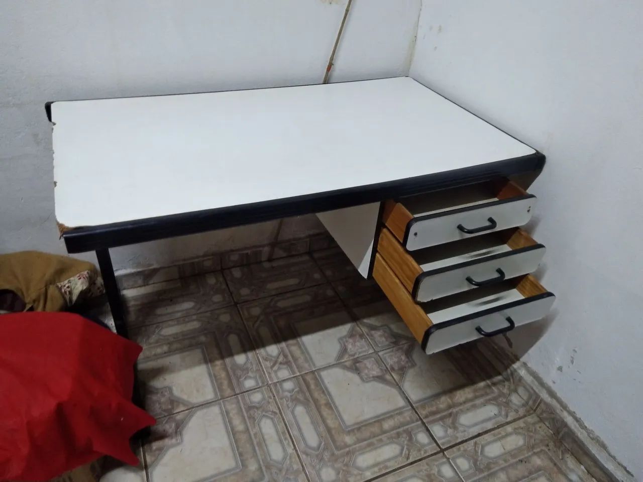 Vendo mesa com gavetas 