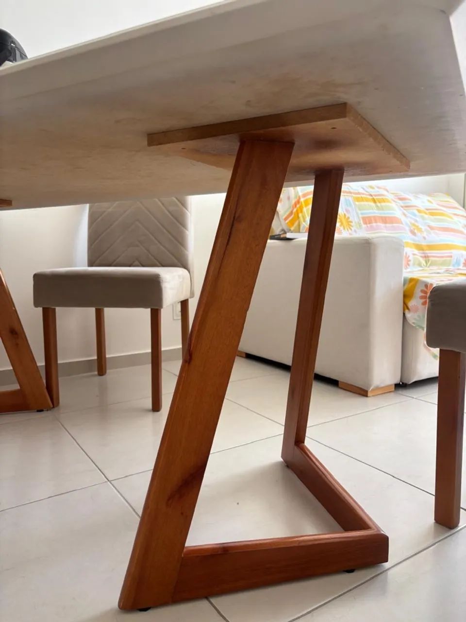 Mesa de vidro 180x90cm pé de madeira  - Foto 4