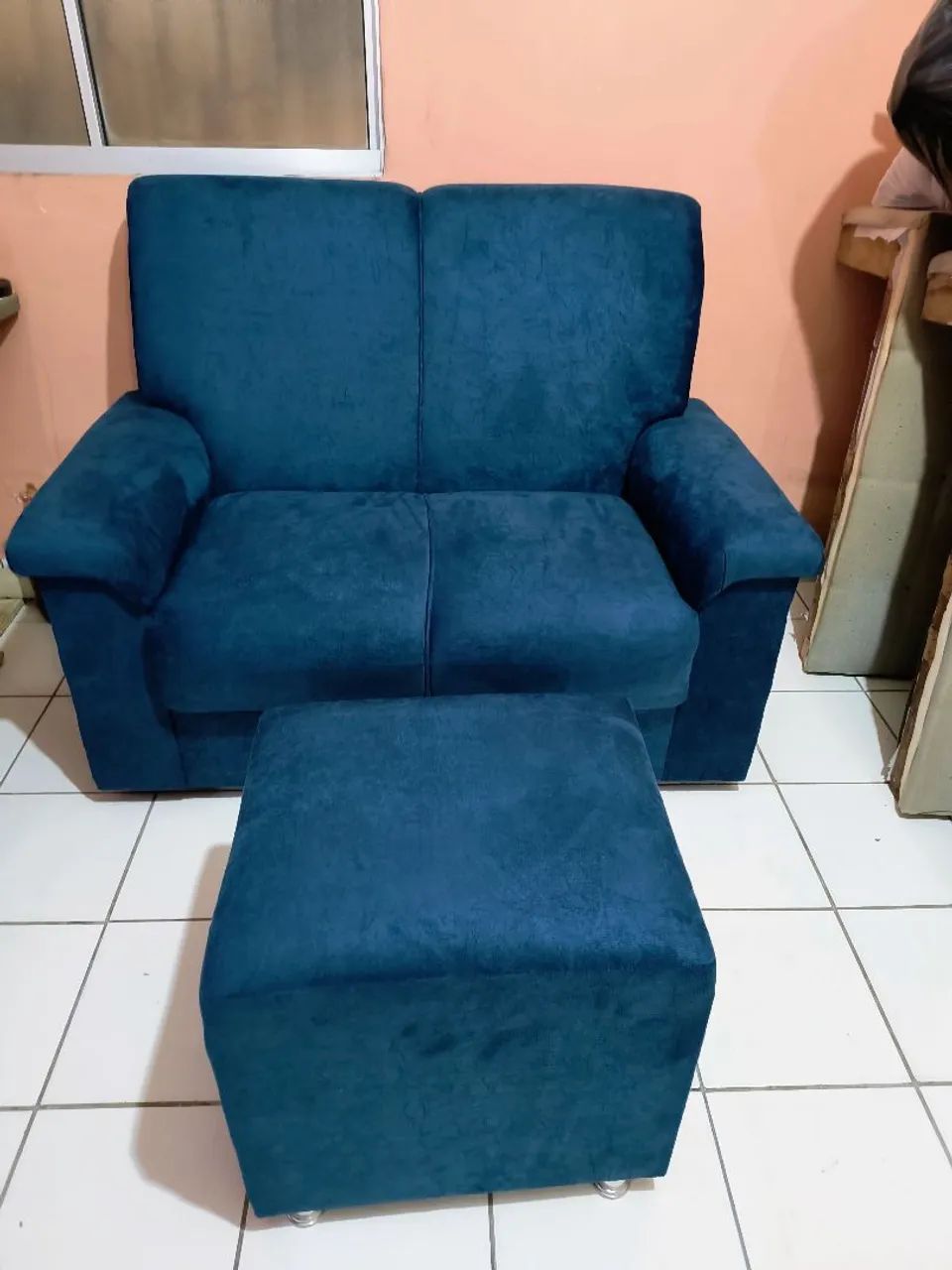 Sofá de dois lugares +puff - Foto 2