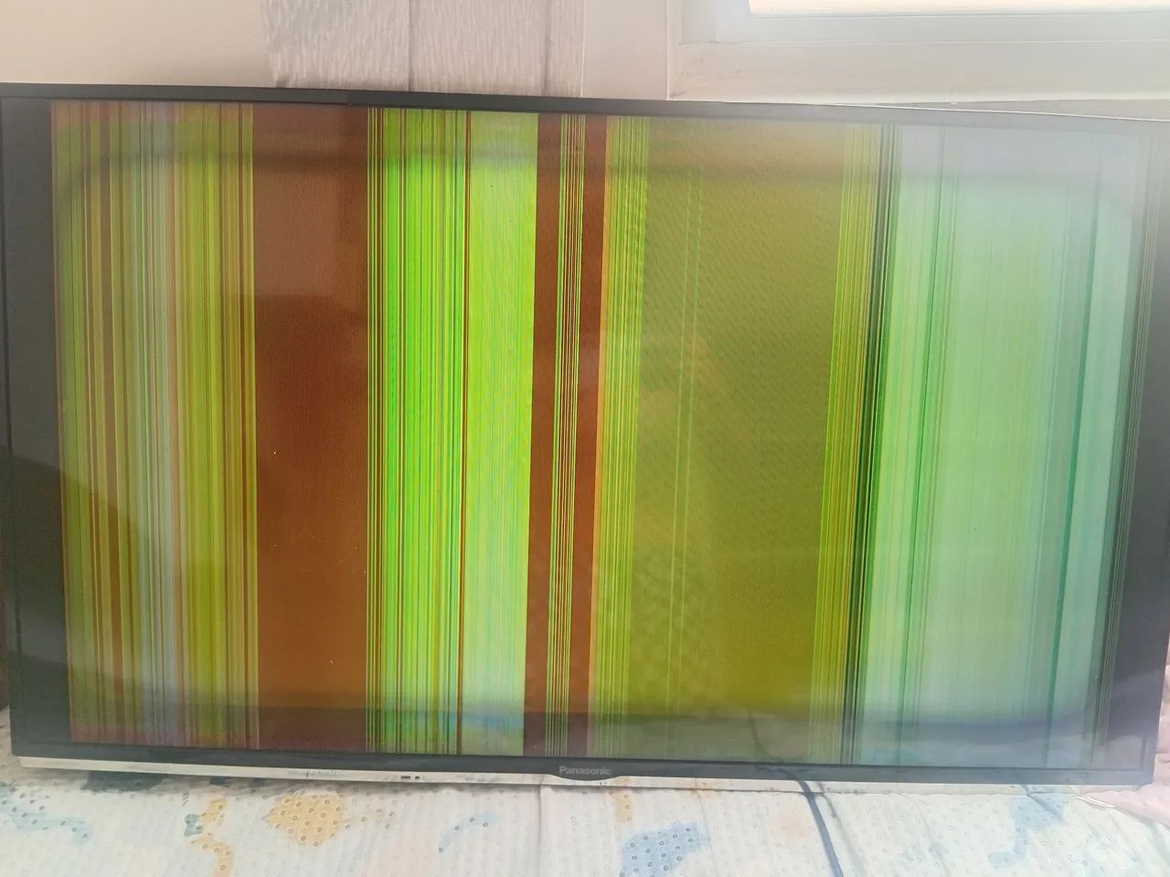 Smart TV Panasonic 40" Viera TC-40DS600B com defeito