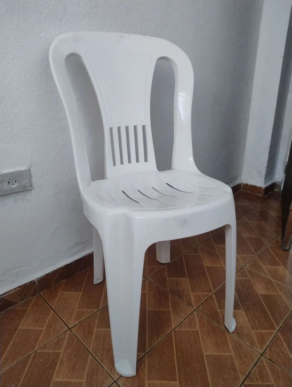 Cadeira de plástico nova