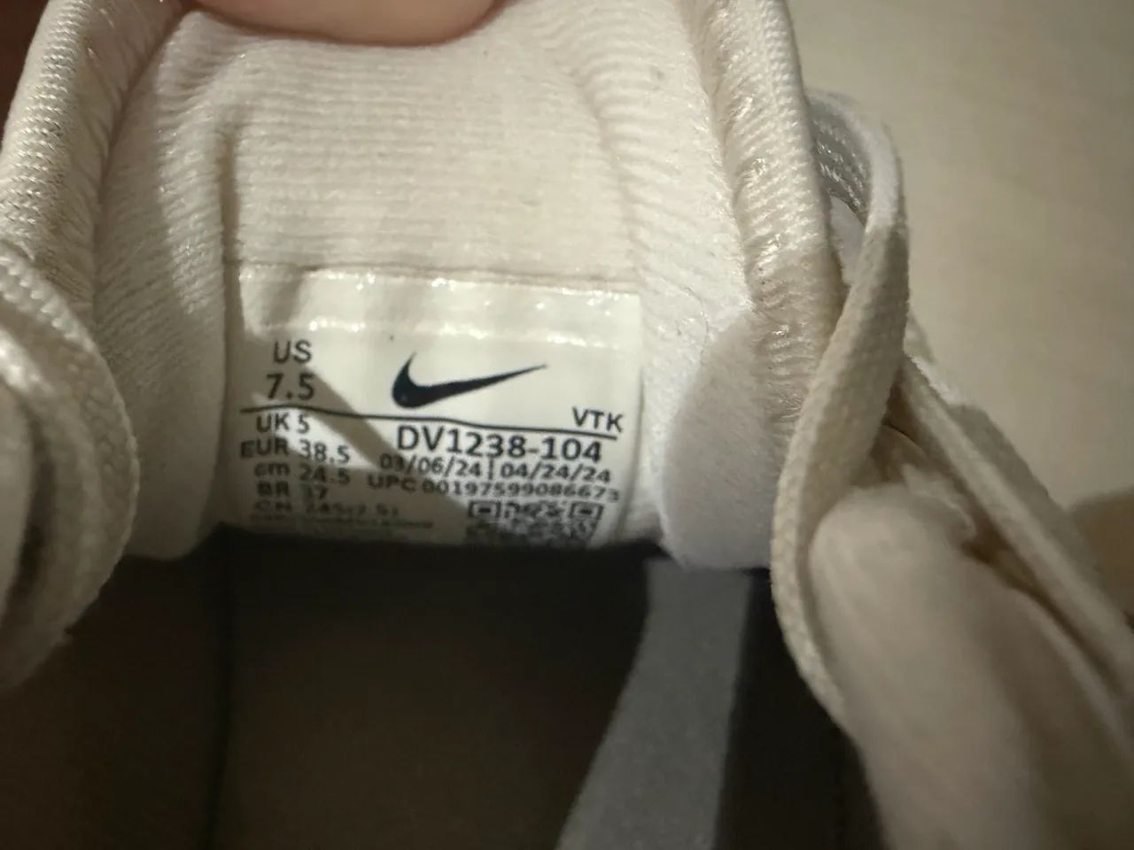 Tênis Nike Motiva rosa com branco  - Foto 4