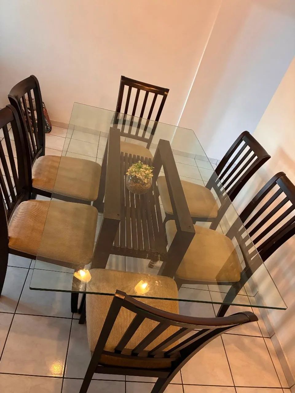 Mesa com 6 cadeiras tampo de vidro e móvel de sala  - Foto 3