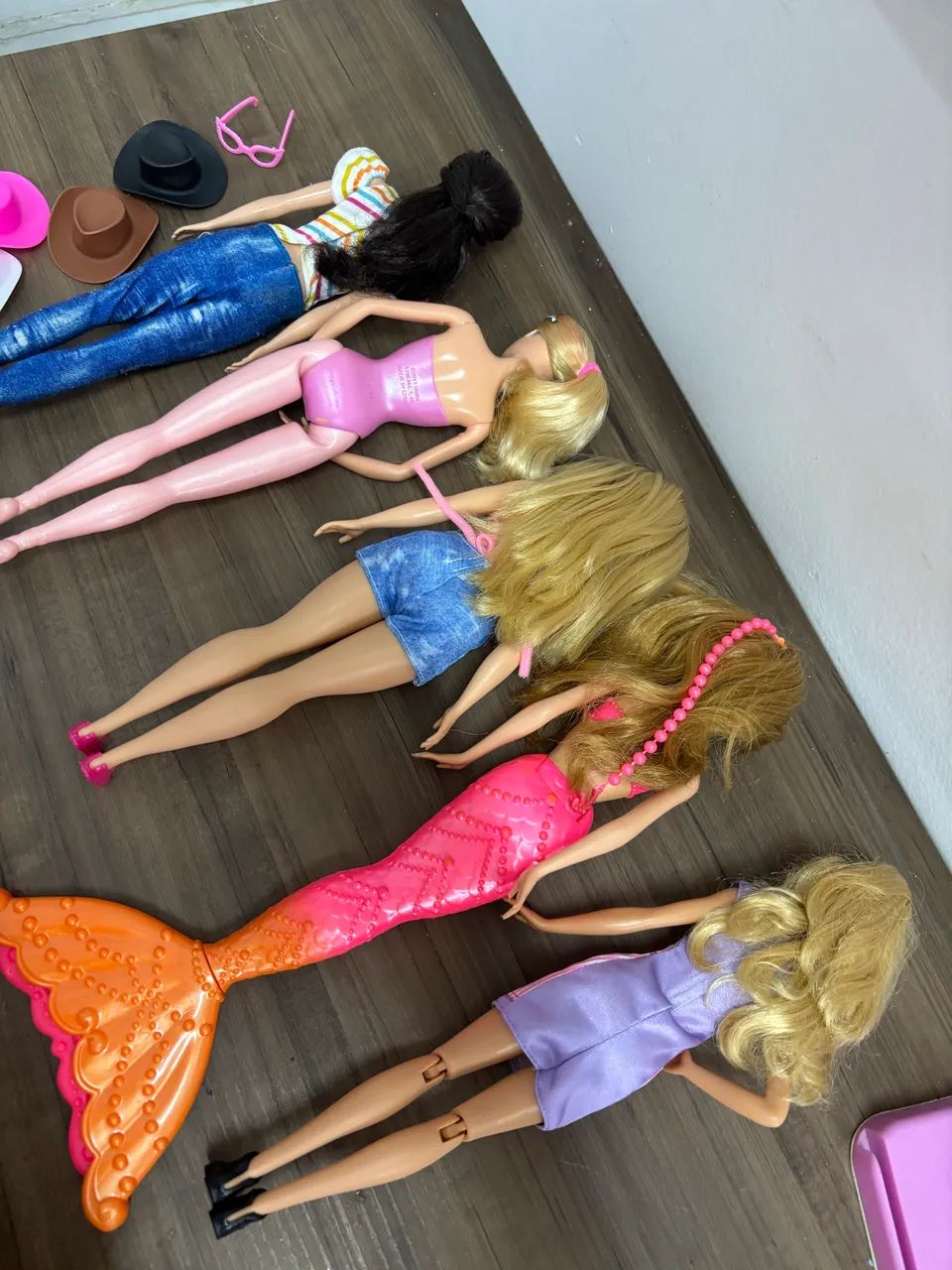 Lote Barbies e acessórios  - Foto 2