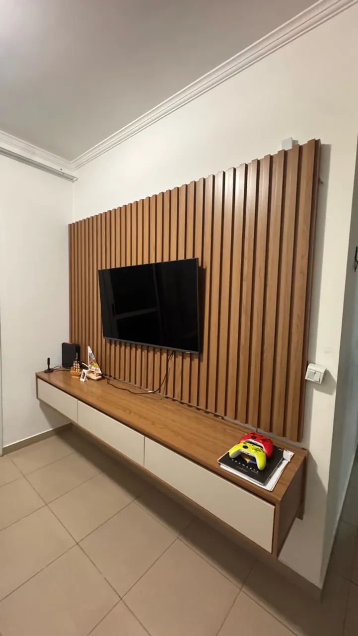 Painel ripado com rack suspenso 