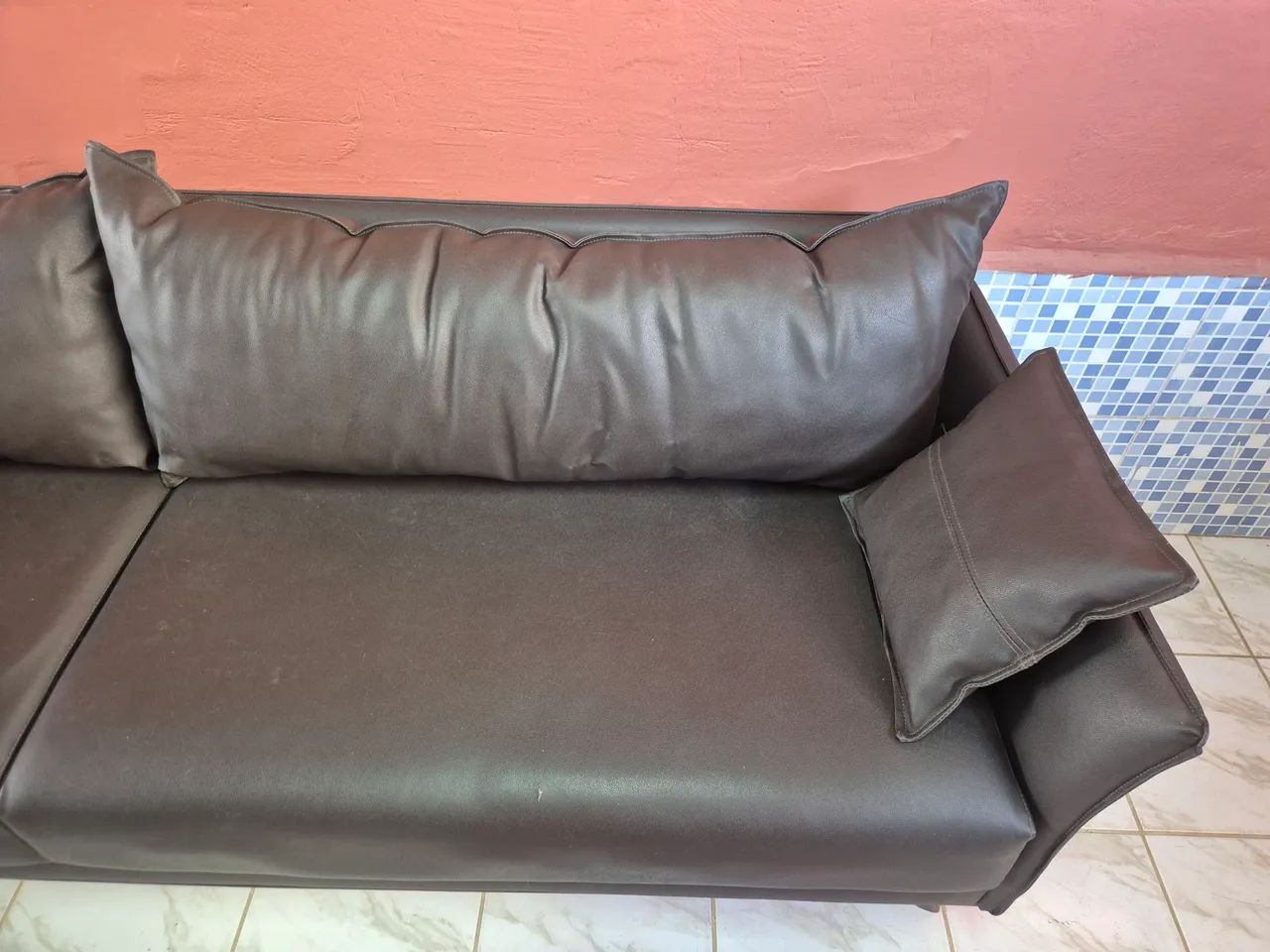 Sofá 4 Lugares - 2,40m - Estofado Refeito em Material de Alta Resistência - Foto 4