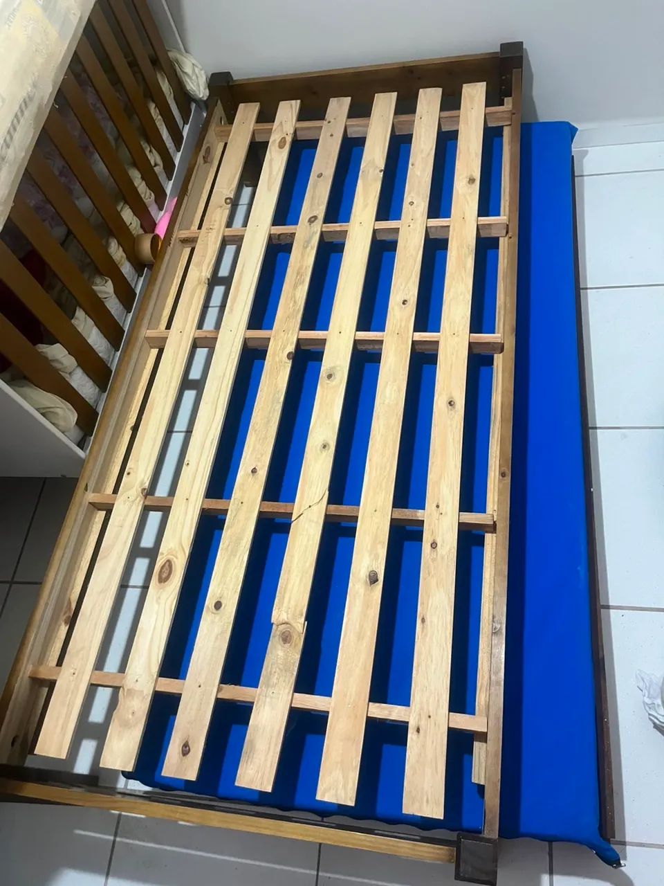 Cama de Solteiro com Cama Auxiliar - Madeira Maciça - Perfeito Estado