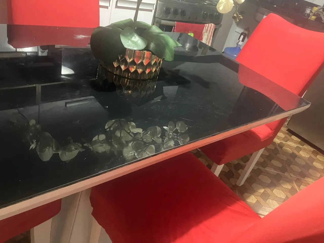 Vendo o kit de mesa de madeira com vidro preto , com 4 cadeiras . - Foto 3