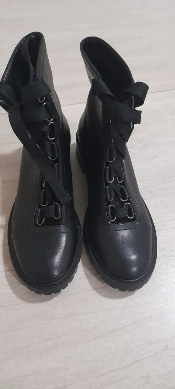Bota couro Schutz.