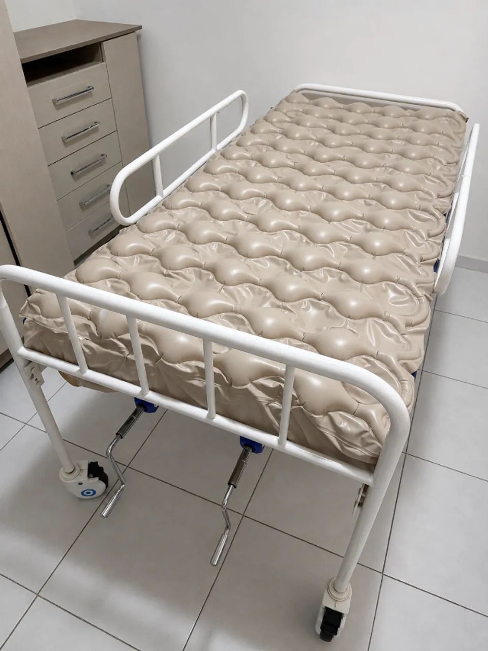 Cama hospitalar - Em estado de zero. 
