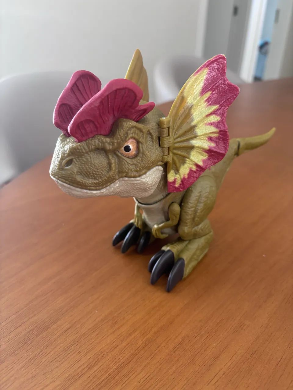 Dinossauro dilofossauro Mattel que anda, ruge e abre a boca 