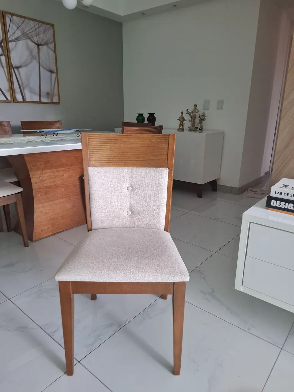 Vendo sala de Jantar mesa com cadeiras em madeira . 1,80 cm  - Foto 2