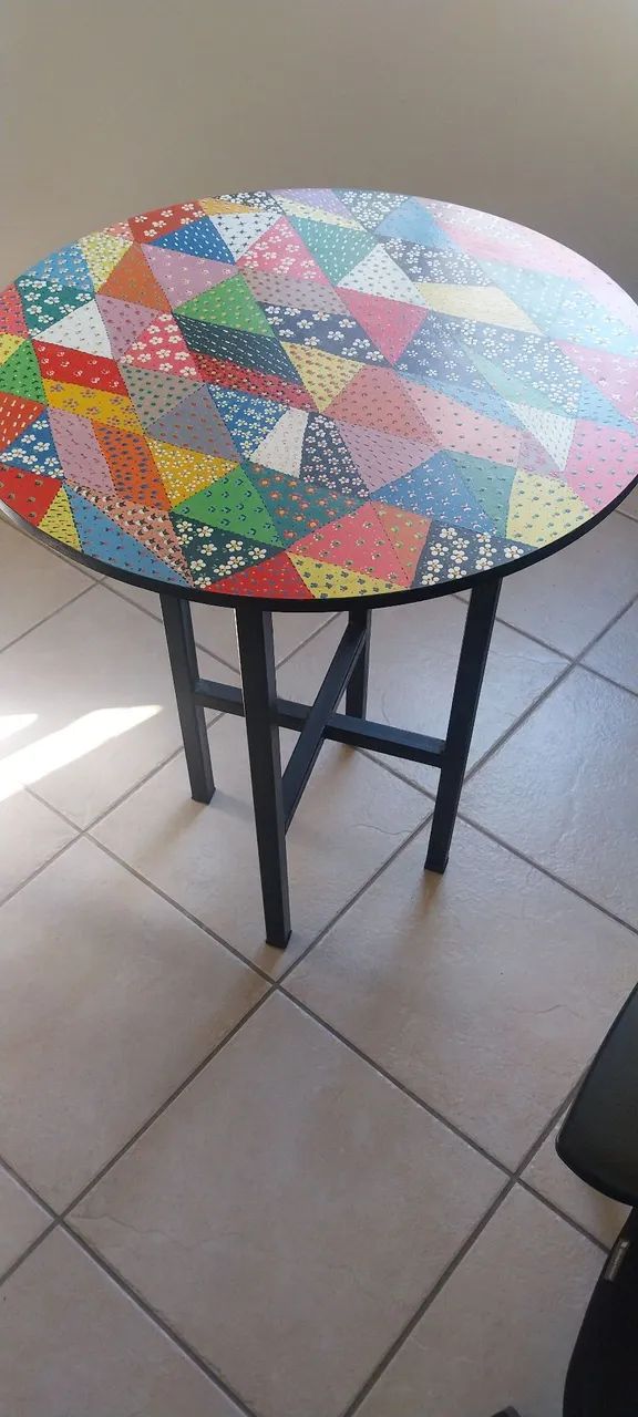 Mesa decorada de ferro