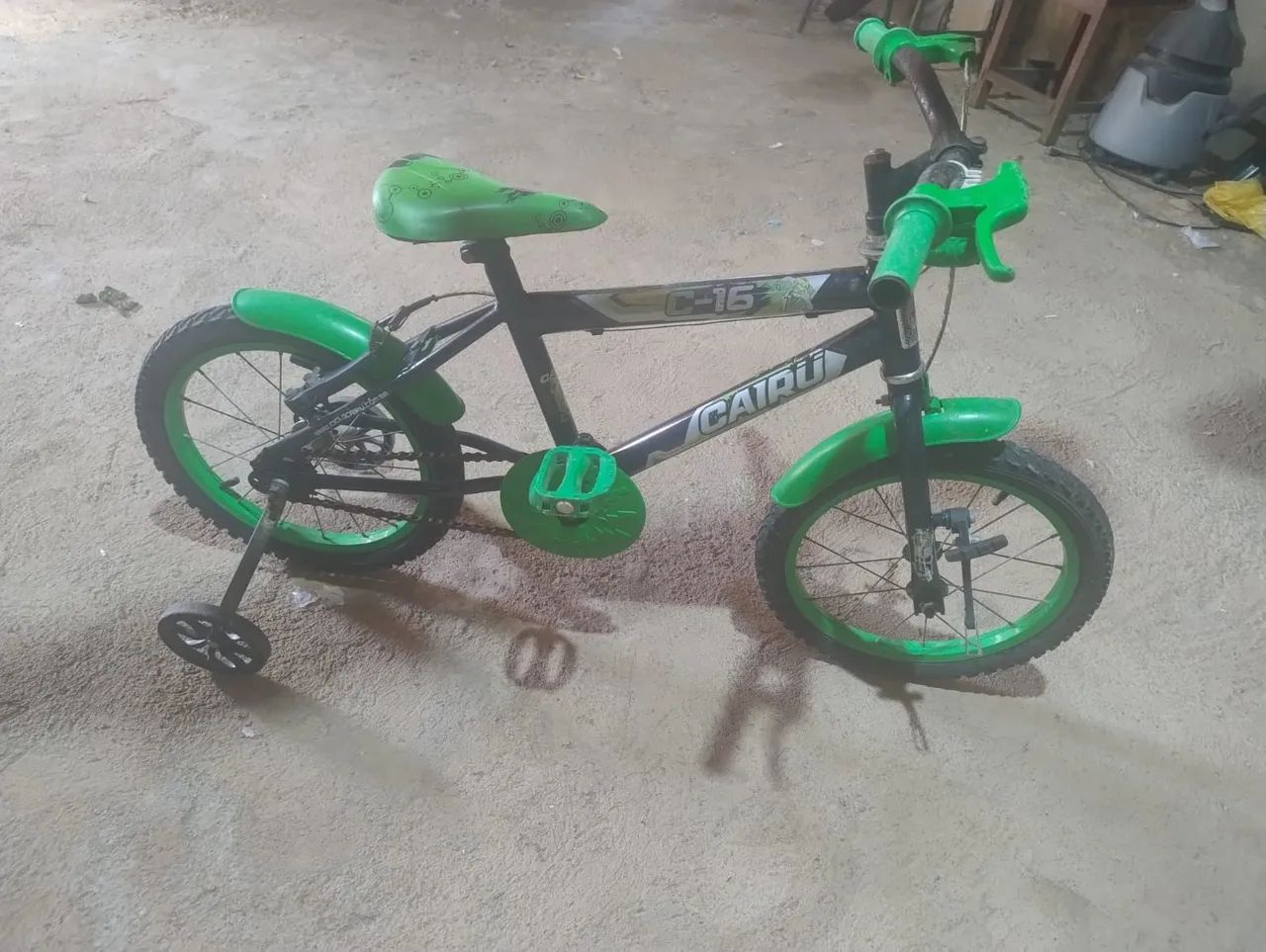 Vende se uma bicicleta infantil 