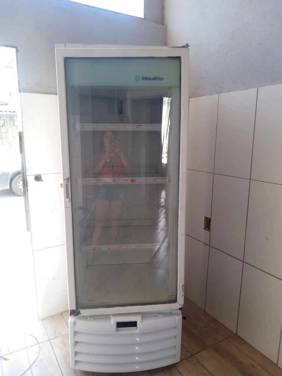 Expositor cervejeira vertical funcionando perfeitamente 2200