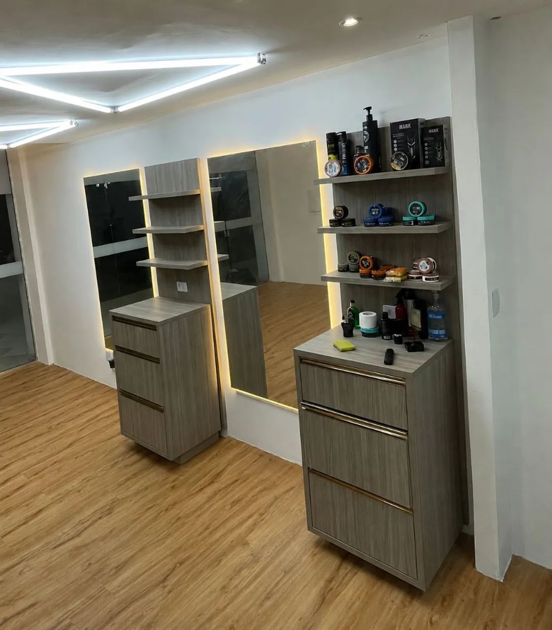Barbearia quase pronta 2bancadas e 2 espelhos - Foto 2