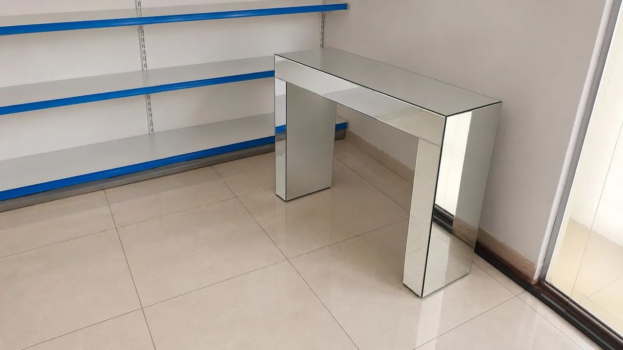 Mesa Espelhada Usada - Elegância e Sofisticação