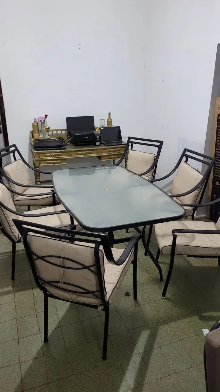 Mesa de vidro Com seis cadeiras de alumínio