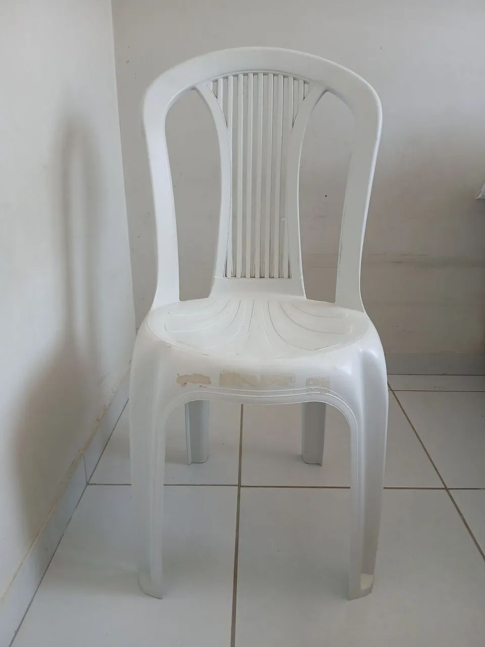 Vendo cadeira em plastico usada