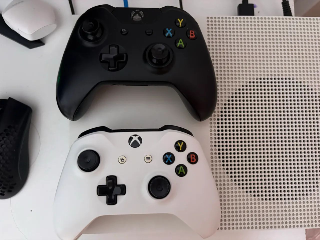 Vendo ou troco Xbox One s 1tb + 2 controles  - Foto 2