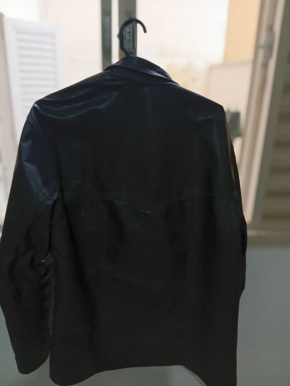 Blusa de couro legítimo cor marron,serve tamanho G e M - Foto 3