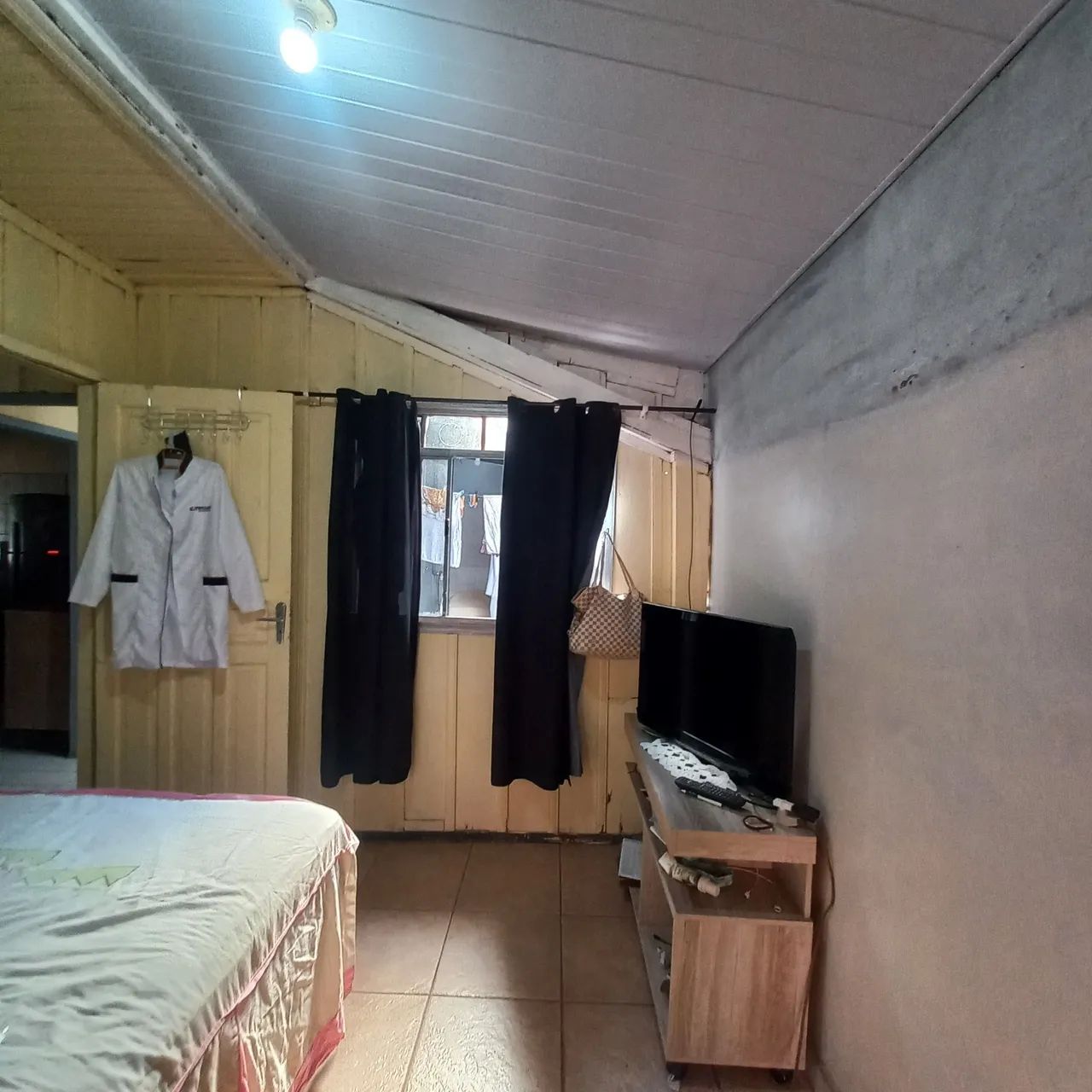 Vendo meio terreno  com casa de madeira  - Foto 5