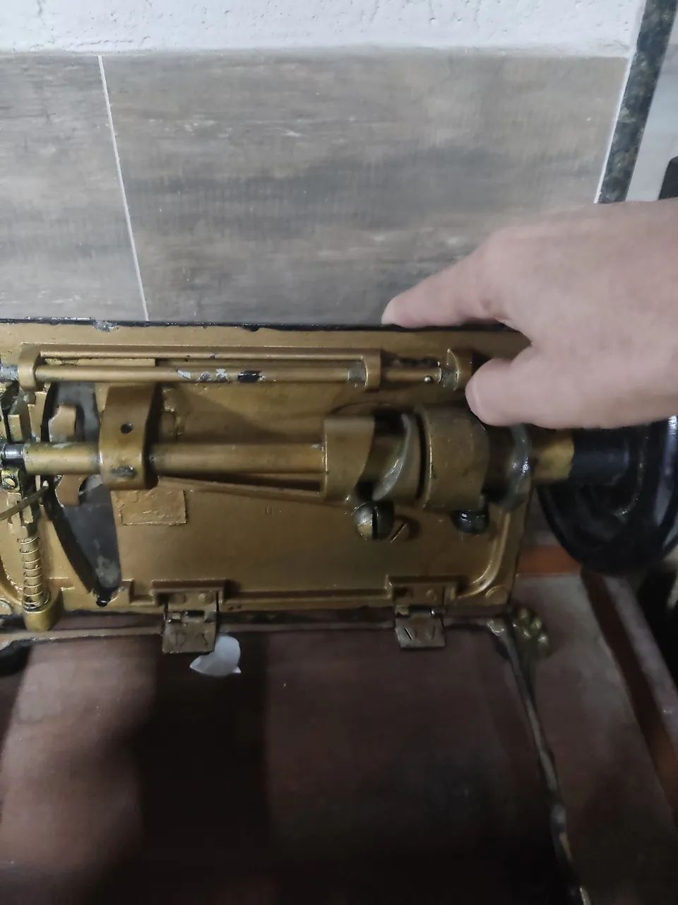 Máquina de costura antiga. - Foto 4