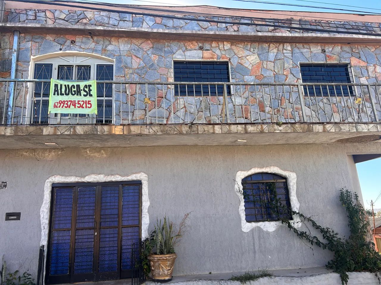 Alugo um sobrado 
