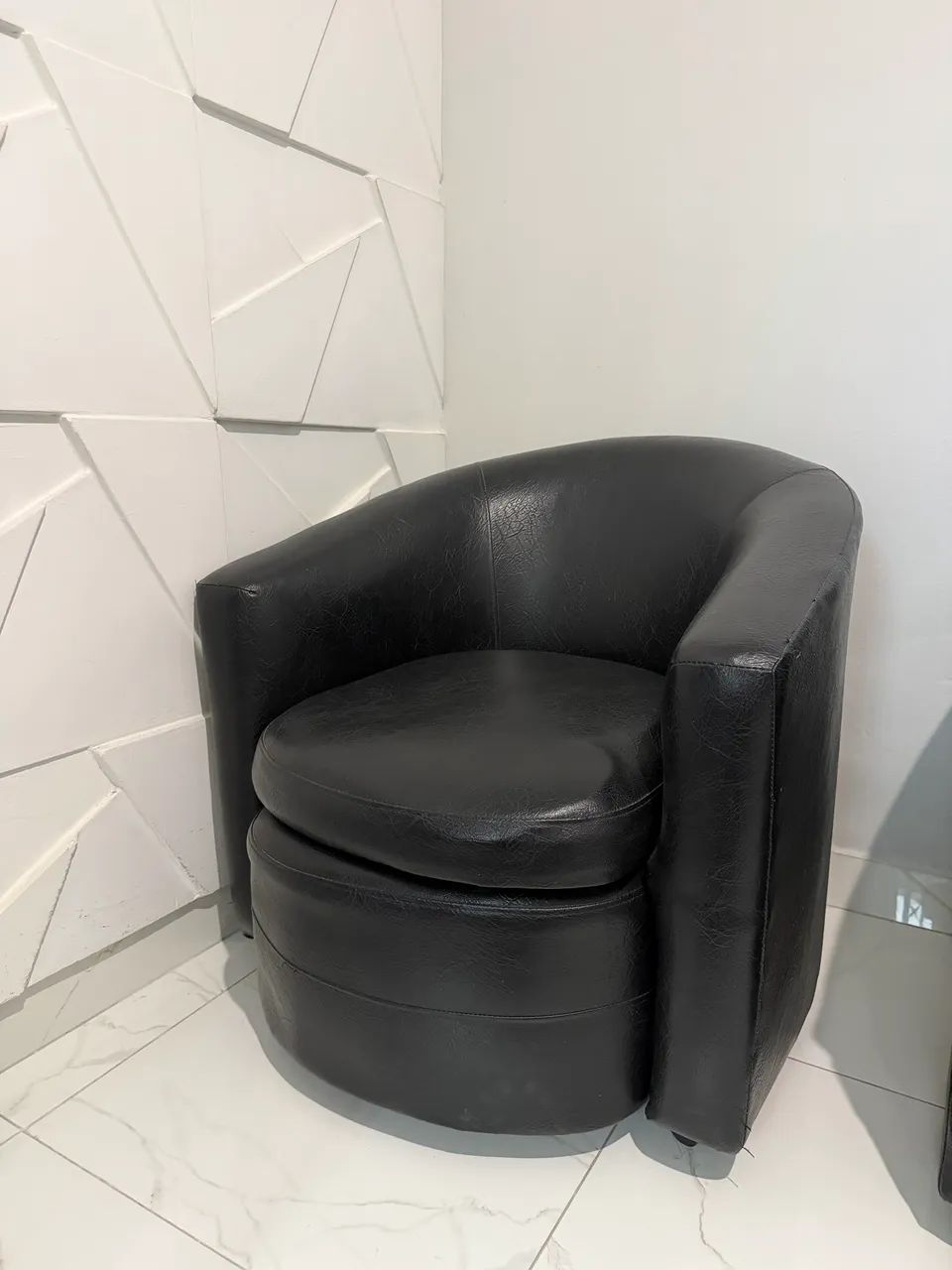 2 Poltronas de Couro + puff removível  - Foto 4