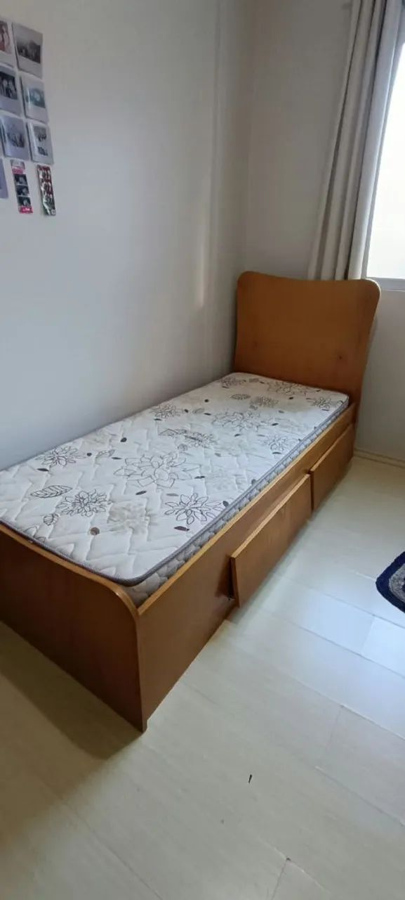 Cama de madeira, colchão e escrivaninha  - Foto 2