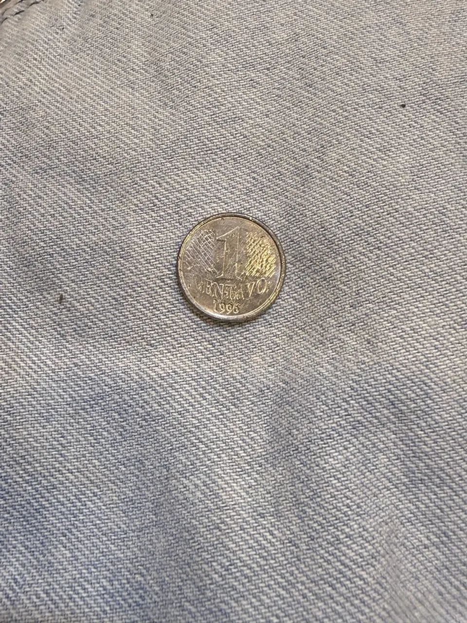 Moeda de um centavo prata e dourada - Foto 2