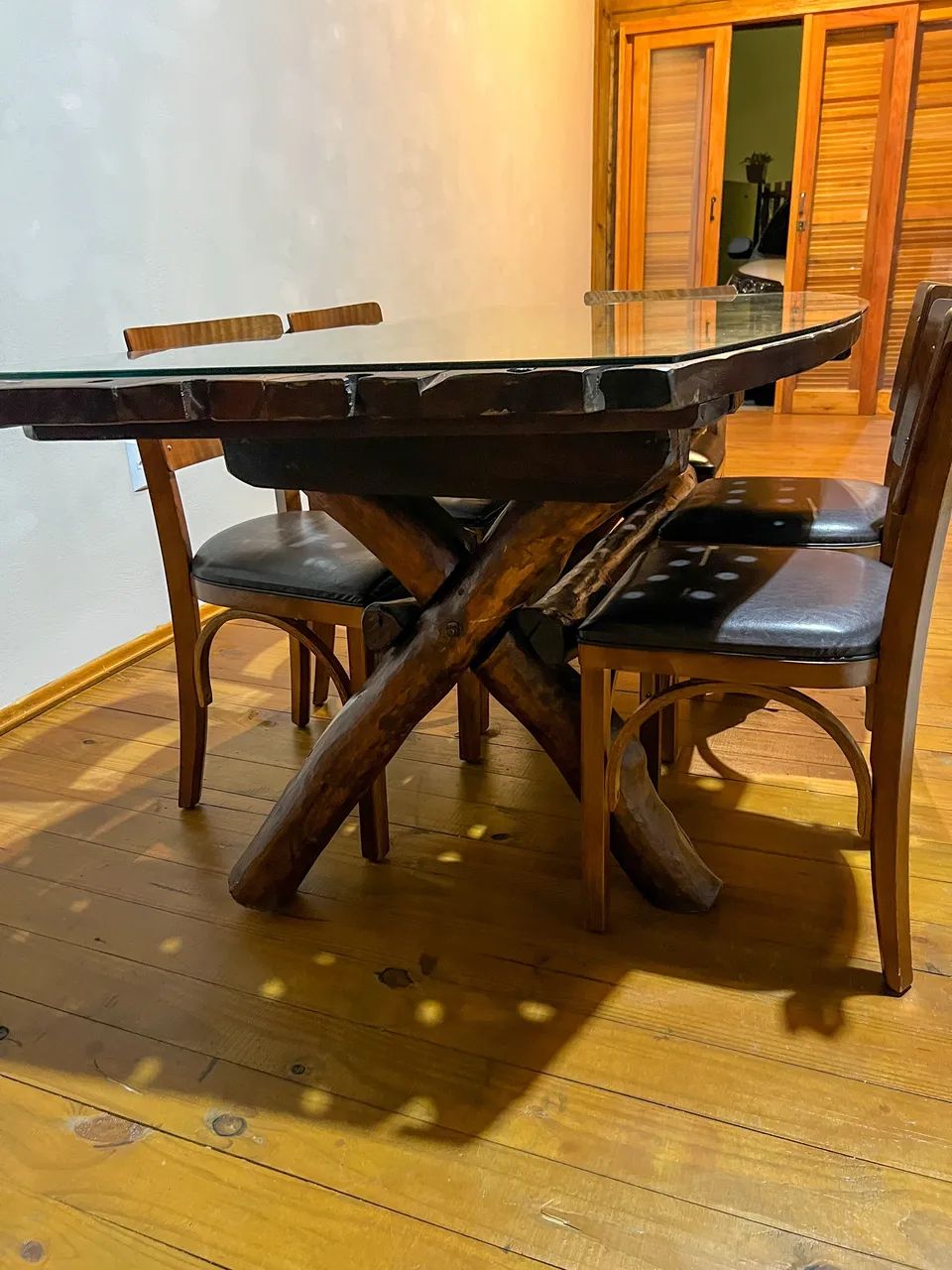 Mesa em madeira maciça com vidro curvo (peça única e exclusiva) - Foto 4