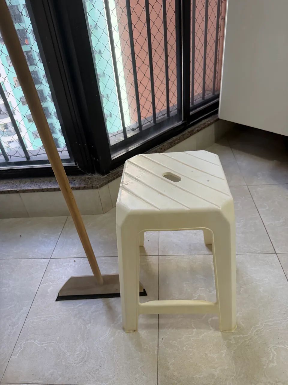 Banquinho Plástico Reforçado Multiuso - Branco - Foto 3