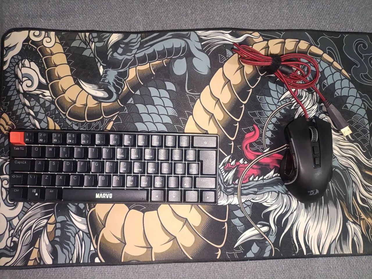 Teclado mecânico switch red, mouse redragon, mouse pad do dragão, e teclado de uma mão.