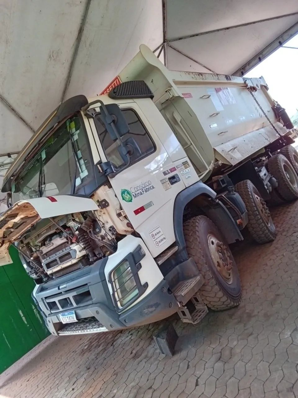 CAMINHÃO BÁSCULA VOLVO 8X4 