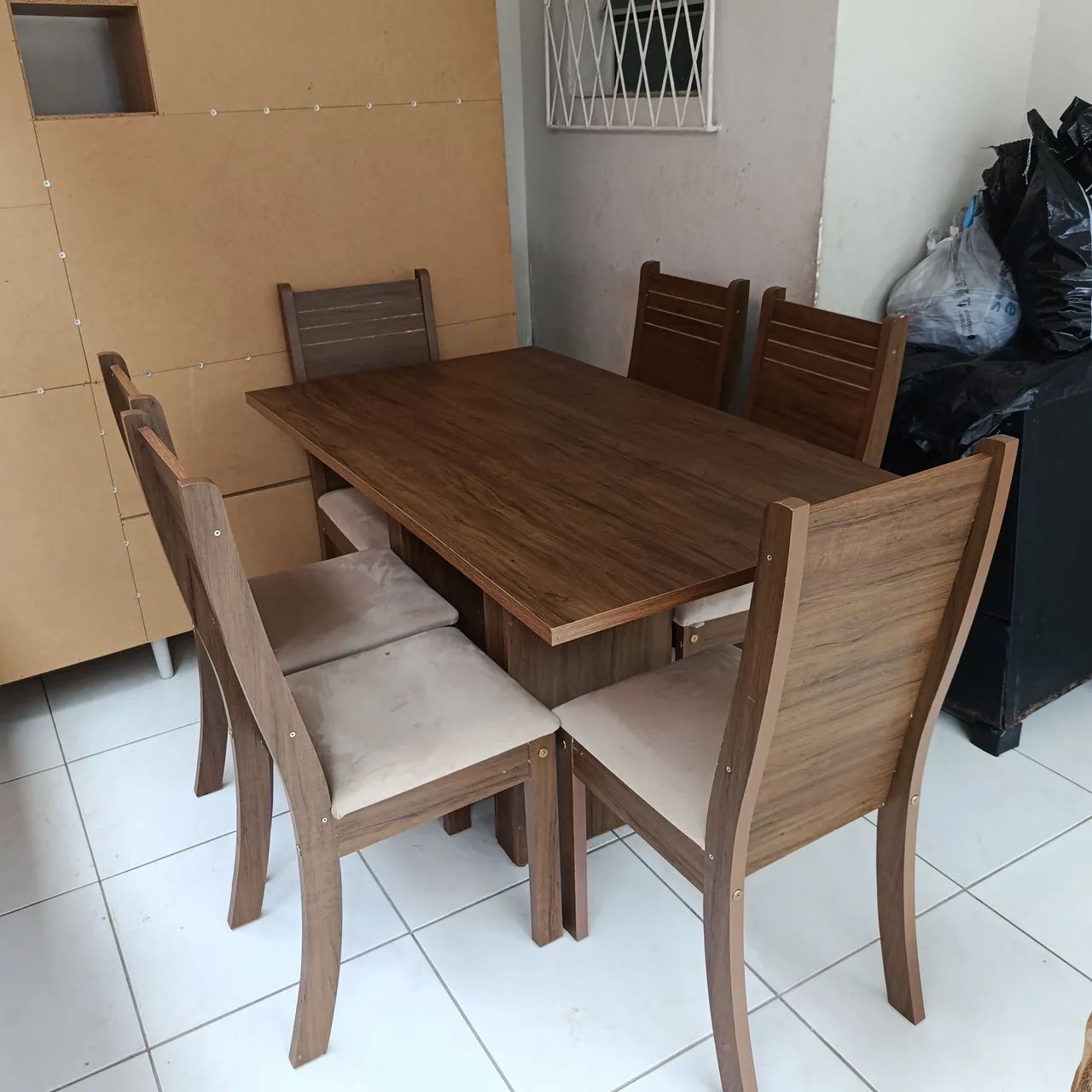 Mesa com 6 cadeiras , vendo ou troco por uma geladeira  - Foto 5