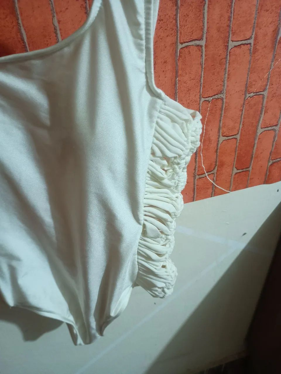 Vendo um body branco,modelo bonito e moderno - Foto 2