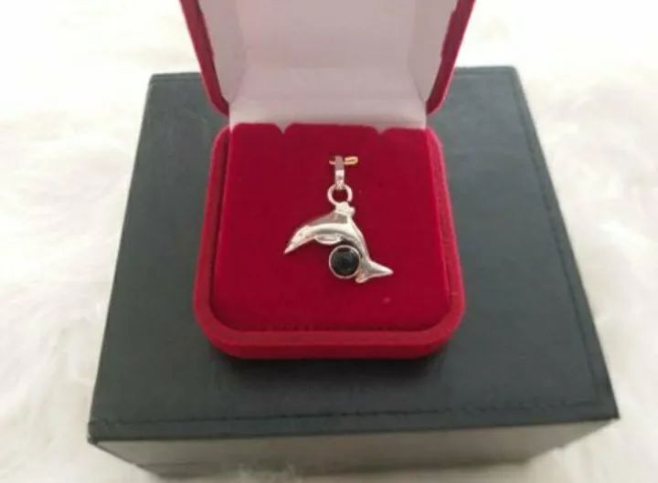 PINGENTE EM PRATA 925, COM DESIGN DE GOLFINHO, ADORNADO COM UMA PEDRA ÔNIX. NOVO. - Foto 3