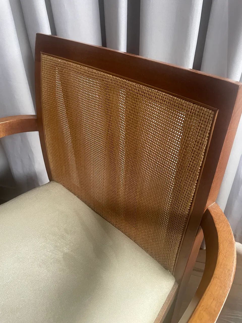 Poltrona com branco Tok Stok 