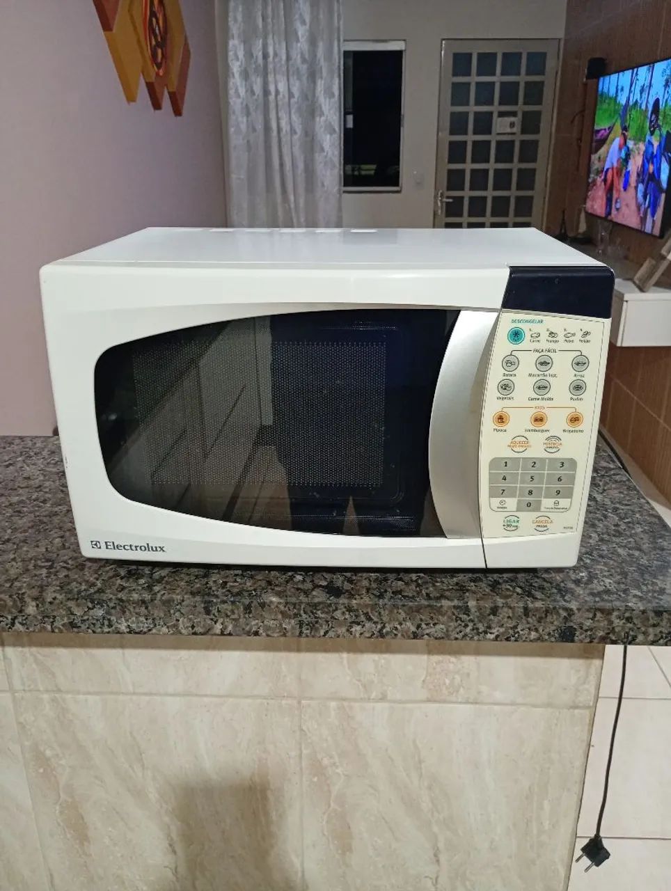 Vendo microondas Electrolux de 26 LTS ótimo. - Foto 2