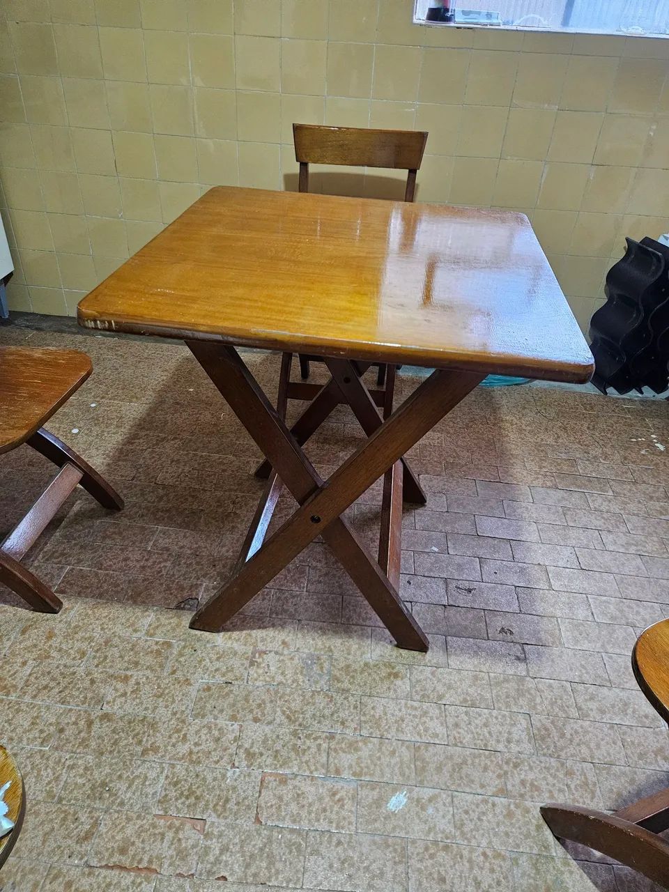 Mesa de madeira com cadeiras - Foto 2