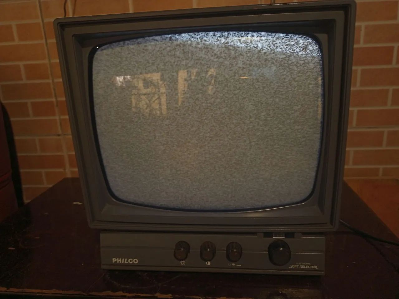 TV Antiga Philco 12 Pol. Preto e Branco funcionando.