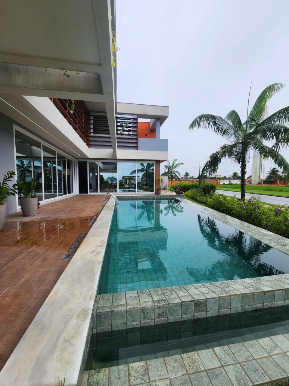 Casa - 4 Quartos - 4 Suítes - 596 m²