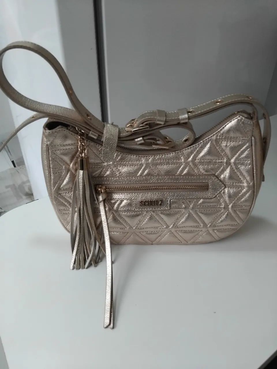 Bolsa dourada schutz média Mirella couro
